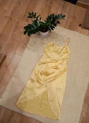 Сукня з розрізом на запах сатинова атласна на бретельках легенька на запах легкое сатиновое платье плаття атласное міді миди1 фото
