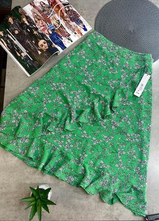 Лёгкая зелёная юбка в цветах на запах1 фото