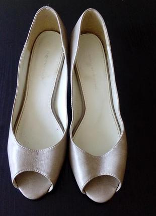 Бежевого цвета туфли с открытым носочком. бренд dorothy perkins