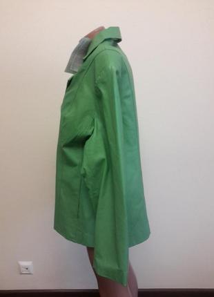 Яркая демисезонная зеленая куртка (экокожа)4 фото