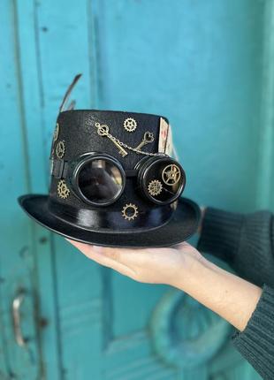 Шляпа стимпанк, карты и перо, с шестерёнками и очками , высокий цилиндр2 фото