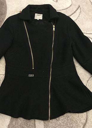 Стильне пальто з баскою