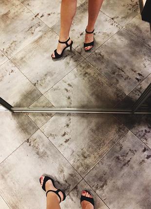 Чёрные классические босоножки на среднем устойчивом каблуке