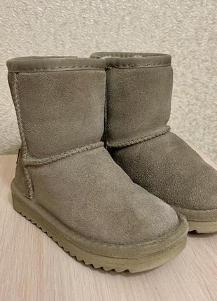 Зимове взуття.