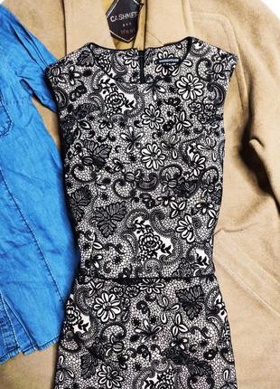 Warehouse платье бежевое черное новое приталенное с велюровым цветочным принтом3 фото
