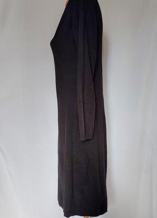 Черное облегающее трикотажное платье с глубокой горловиной6 фото