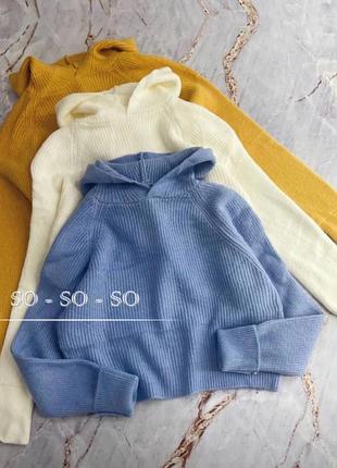 Вязаня з капюшоном укорочена худі