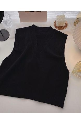 Жіноча в'язана трендова чорна жилетка розмір s-m