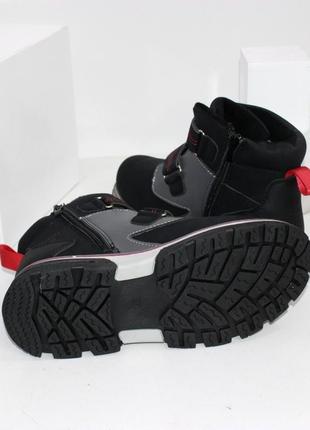 Качественные зимние теплые ботинки для мальчиков черные
с серыми вставками.6 фото