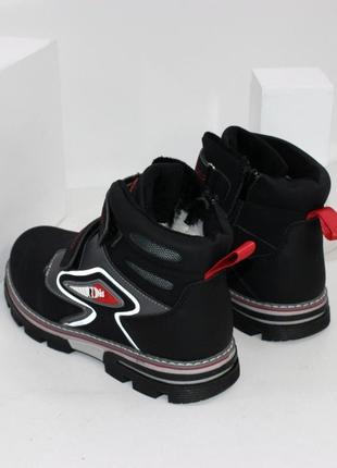Качественные зимние теплые ботинки для мальчиков черные
с серыми вставками.4 фото