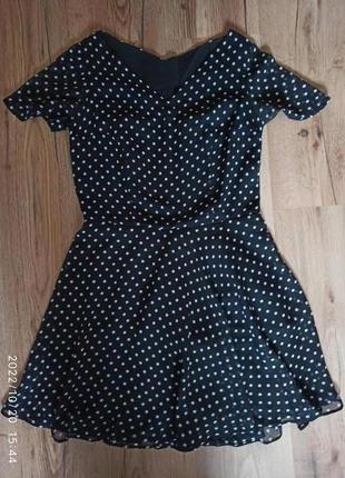 Маленька чорна сукня у горох