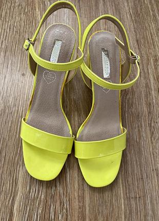 Шикарні, босоніжки, ярко жовтого кольору👌