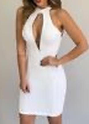 Белое облегающее платье с вырезом