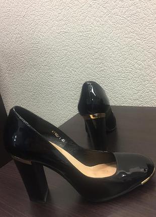 Лаковые кожаные туфли на каблуке