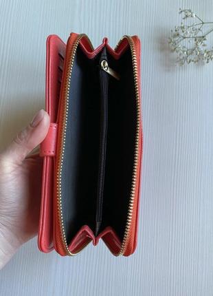 Жіночий лаковий гаманець-портмоне з екошкіри коралового кольору3 фото