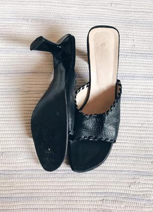 Шкіряні шльопанці