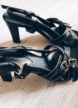 Босоніжки на підборах hush puppies