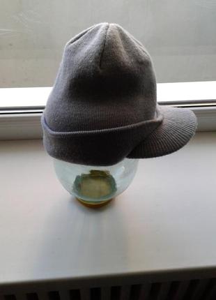 Серая теплая вязаная двойная шапка-кепка , шапка с козырьком2 фото