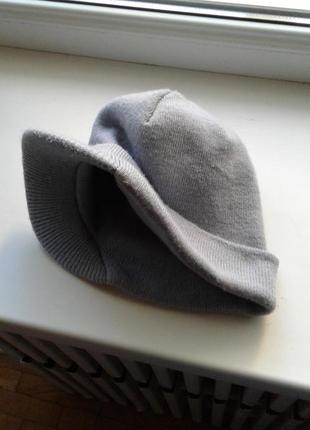 Серая теплая вязаная двойная шапка-кепка , шапка с козырьком4 фото