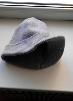 Серая теплая вязаная двойная шапка-кепка , шапка с козырьком5 фото