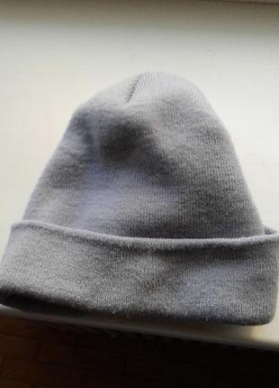 Серая теплая вязаная двойная шапка-кепка , шапка с козырьком6 фото
