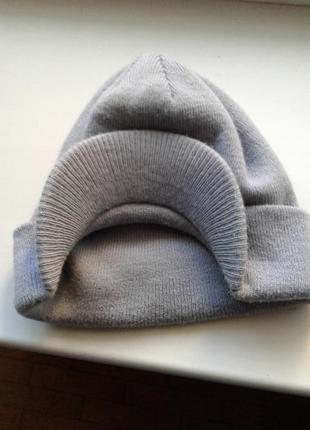 Серая теплая вязаная двойная шапка-кепка , шапка с козырьком7 фото
