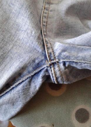Светло-голубые  рваные зауженные джинсы с необработанным рваным низом denim co батал8 фото
