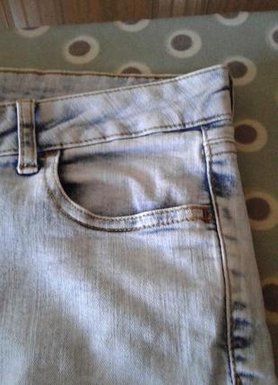 Светло-голубые  рваные зауженные джинсы с необработанным рваным низом denim co батал5 фото