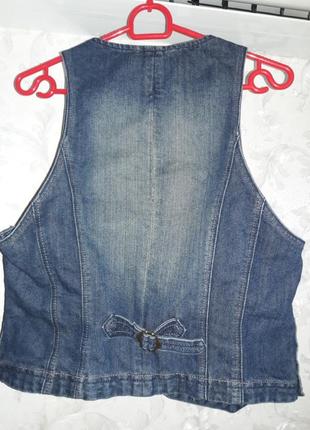 Клевая и стильная джинсовая жилетка3 фото