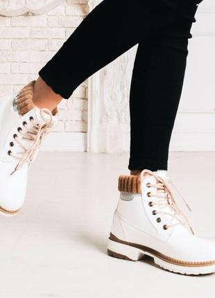 Білі зимові черевики