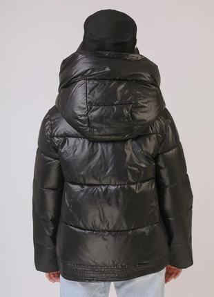 Укорочена куртка з об'ємним капюшоном, чорна2 фото