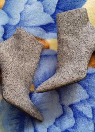 Нові мереживні нарядні чобітки 38 р-ру