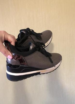 Стильные кроссовки 36