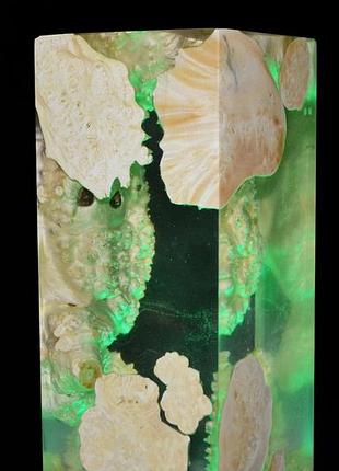 Ночник светильник из эпоксидной смолы и дерева кап клена с rgb лампой и пультом управления цветами на подарок3 фото