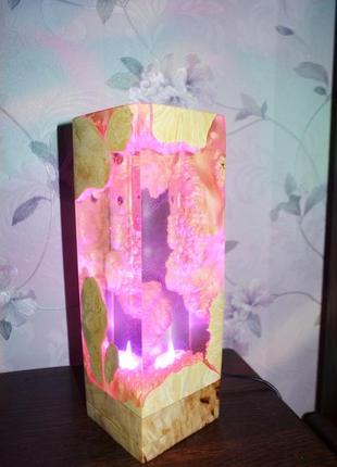 Ночник светильник из эпоксидной смолы и дерева кап клена с rgb лампой и пультом управления цветами на подарок6 фото