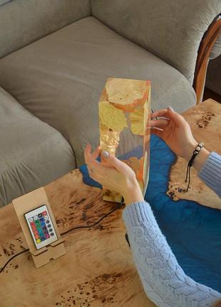 Ночник светильник из эпоксидной смолы и дерева кап клена с rgb лампой и пультом управления цветами на подарок2 фото