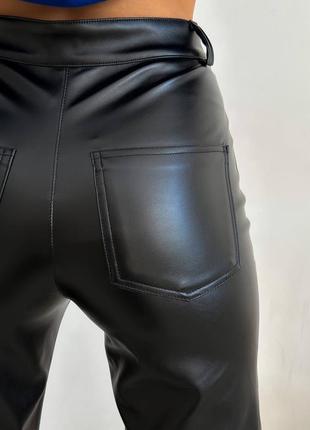 Чорні прямі штани з екошкіри на флісі5 фото
