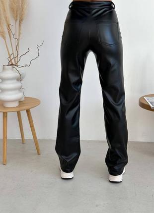 Чорні прямі штани з екошкіри на флісі4 фото