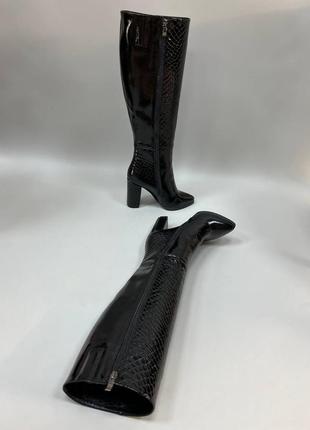 Женские сапоги из натуральной лаковой кожи со вставками лаковой рептилии на высоком каблуке в чёрном цвете5 фото