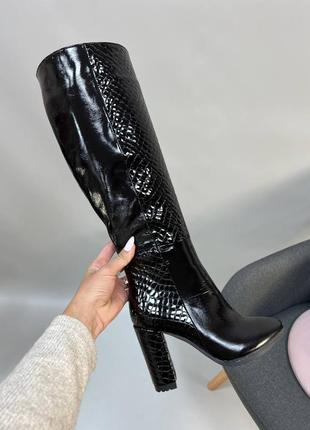 Женские сапоги из натуральной лаковой кожи со вставками лаковой рептилии на высоком каблуке в чёрном цвете4 фото