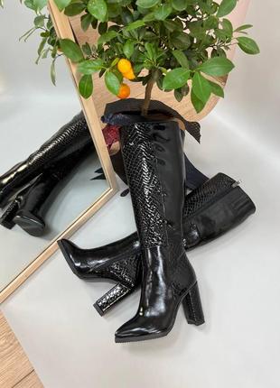 Женские сапоги из натуральной лаковой кожи со вставками лаковой рептилии на высоком каблуке в чёрном цвете3 фото