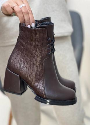 Женские ботинки из натуральной кожи шоколадного цвета комбинированный с коричневым тиснением на каблуке 6 см