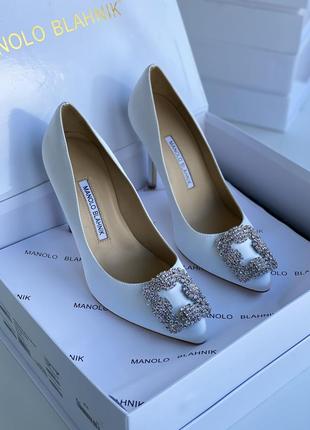Женские белые атласные туфли manolo blahnik с брошью маноло бланик лодочки свадебные для свадьбы