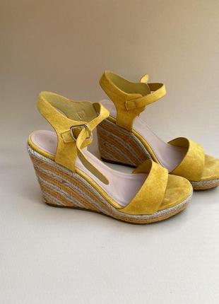 Яскраві жовтогарячі босоніжки