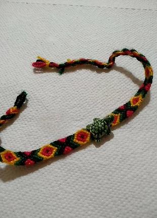 Яркий плетёный браслет, фенечка с керамической черепахой .