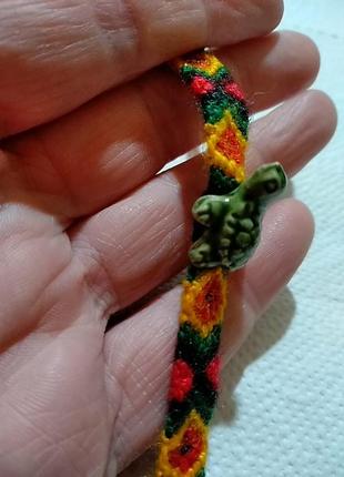 Яркий плетёный браслет, фенечка с керамической черепахой .2 фото