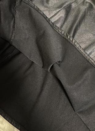 Стильная весенняя юбка мини черная, выглядит как кожа, но очень мягкий стрейчевый материал3 фото