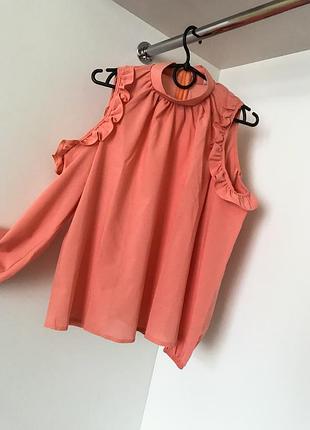 Жіноча пудрова святкова вечірня персикова блуза з рюшами відкриті плечі 2021