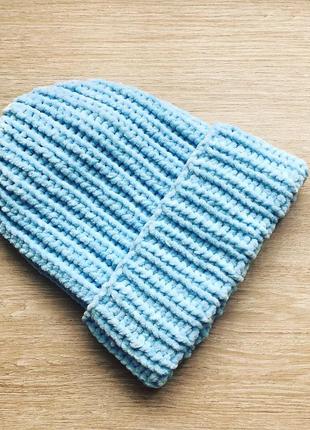 Велюрова шапка блакитного кольору ручної в'язки