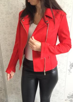 Замшевая красная куртка- косуха